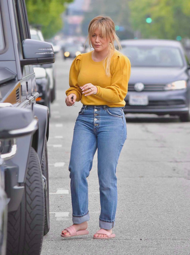 2018 hilary in bangs and flip flops